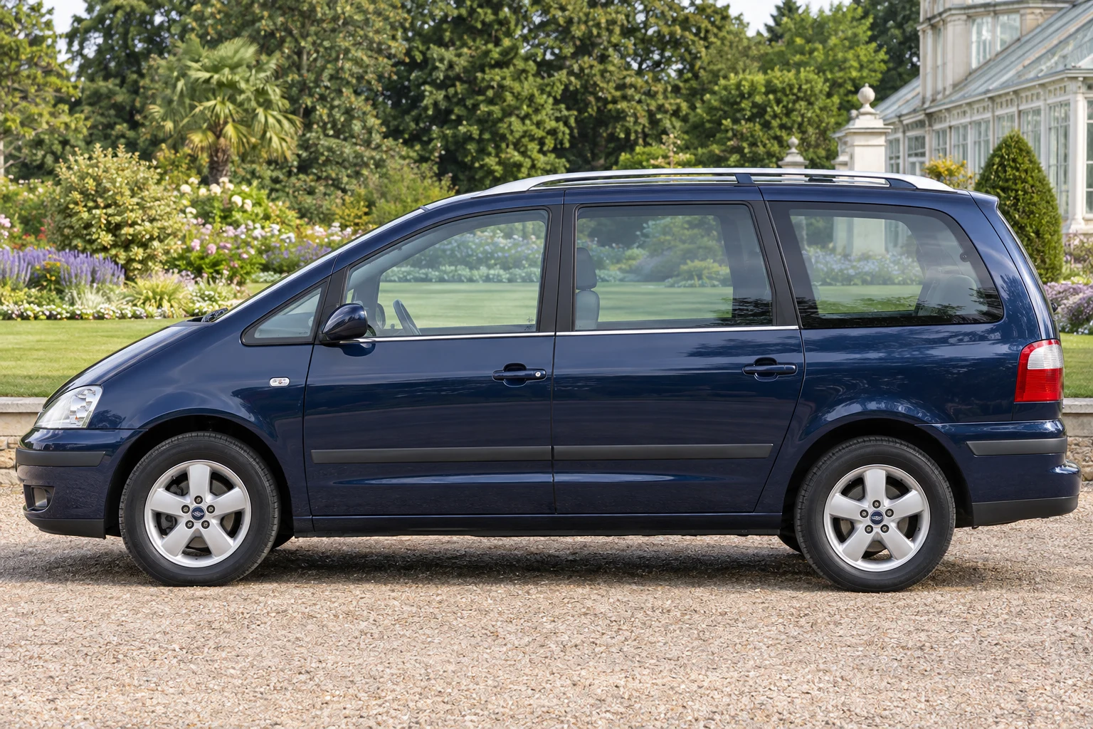 Seitenansicht (Fahrerseite) des Ford Galaxy 1 Facelift als Ghia / 2.8 V6 24V (mit KI erzeugt)