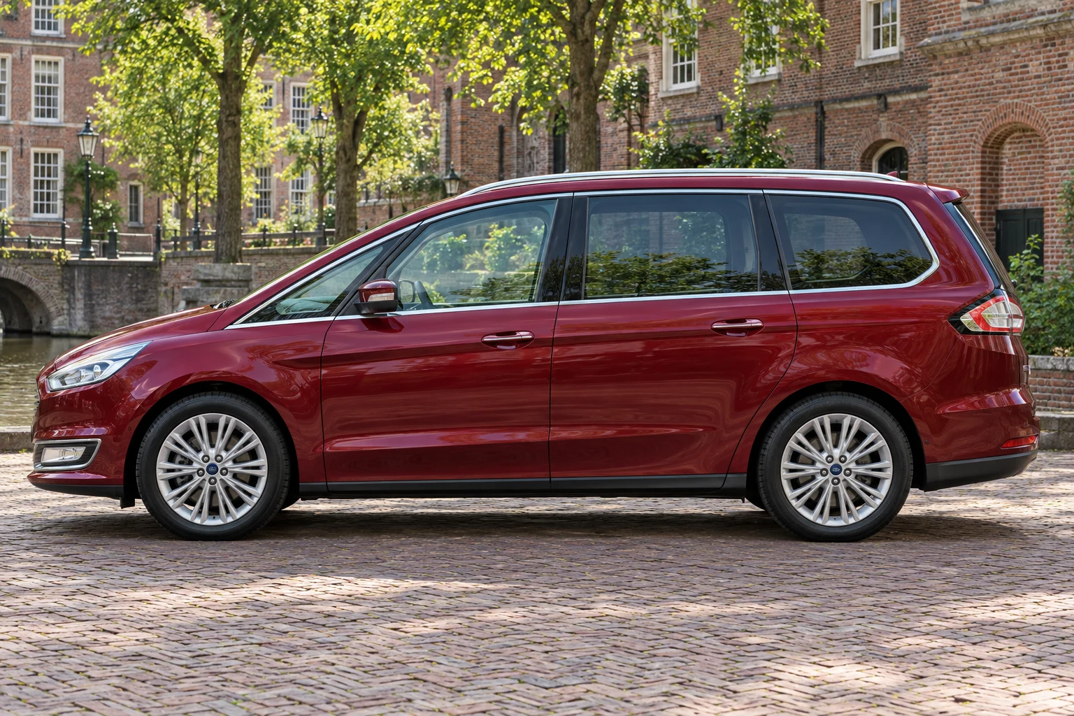 Seitenansicht (Fahrerseite) des Ford Galaxy 3 als Titanium / Vignale (mit KI erzeugt)