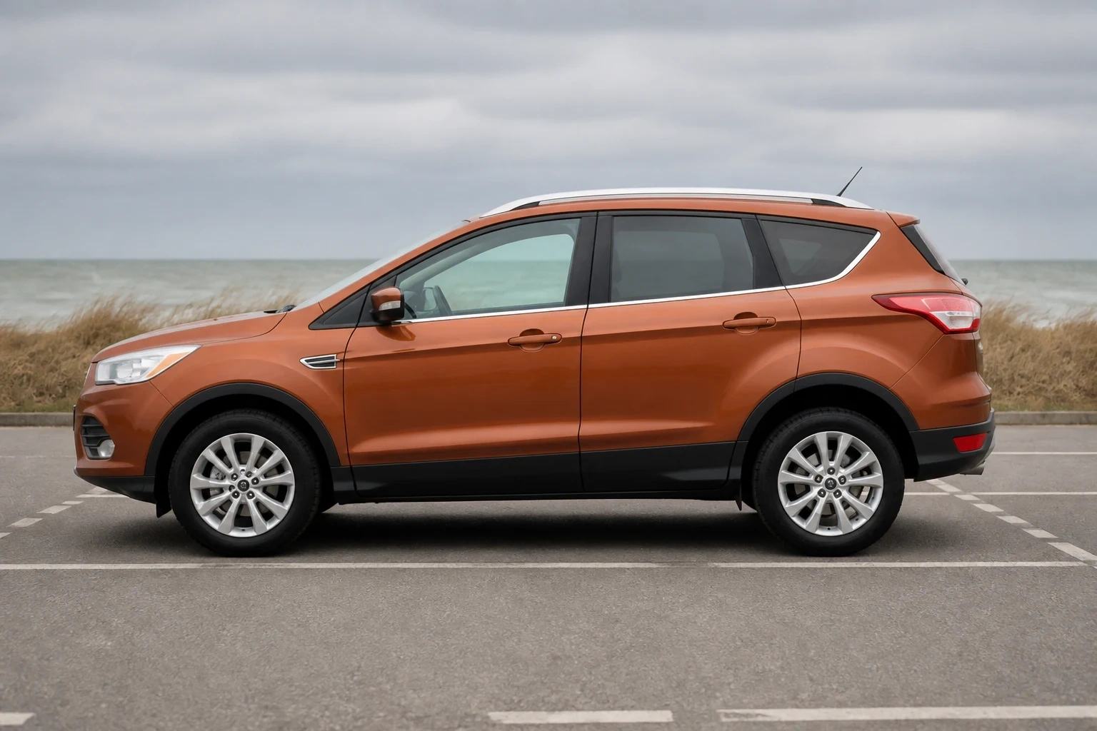 Seitenansicht (Fahrerseite) des Ford Kuga 1. Gen als Kompakt-SUV (5-türig) (mit KI erzeugt)