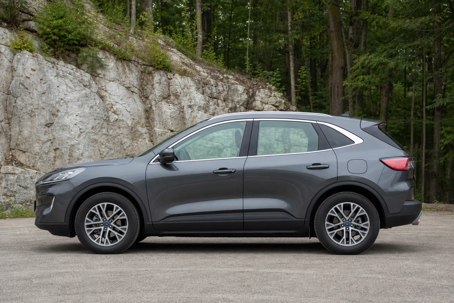 Seitenansicht (Fahrerseite) des Ford Kuga 3. Gen als SUV (mit KI erzeugt)