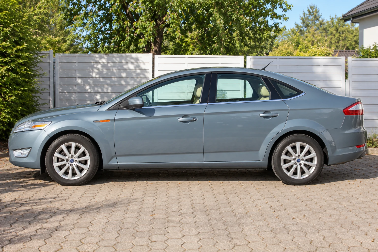 Seitenansicht (Fahrerseite) des Ford Mondeo 4 als Fließheck (5-türig) (mit KI erzeugt)