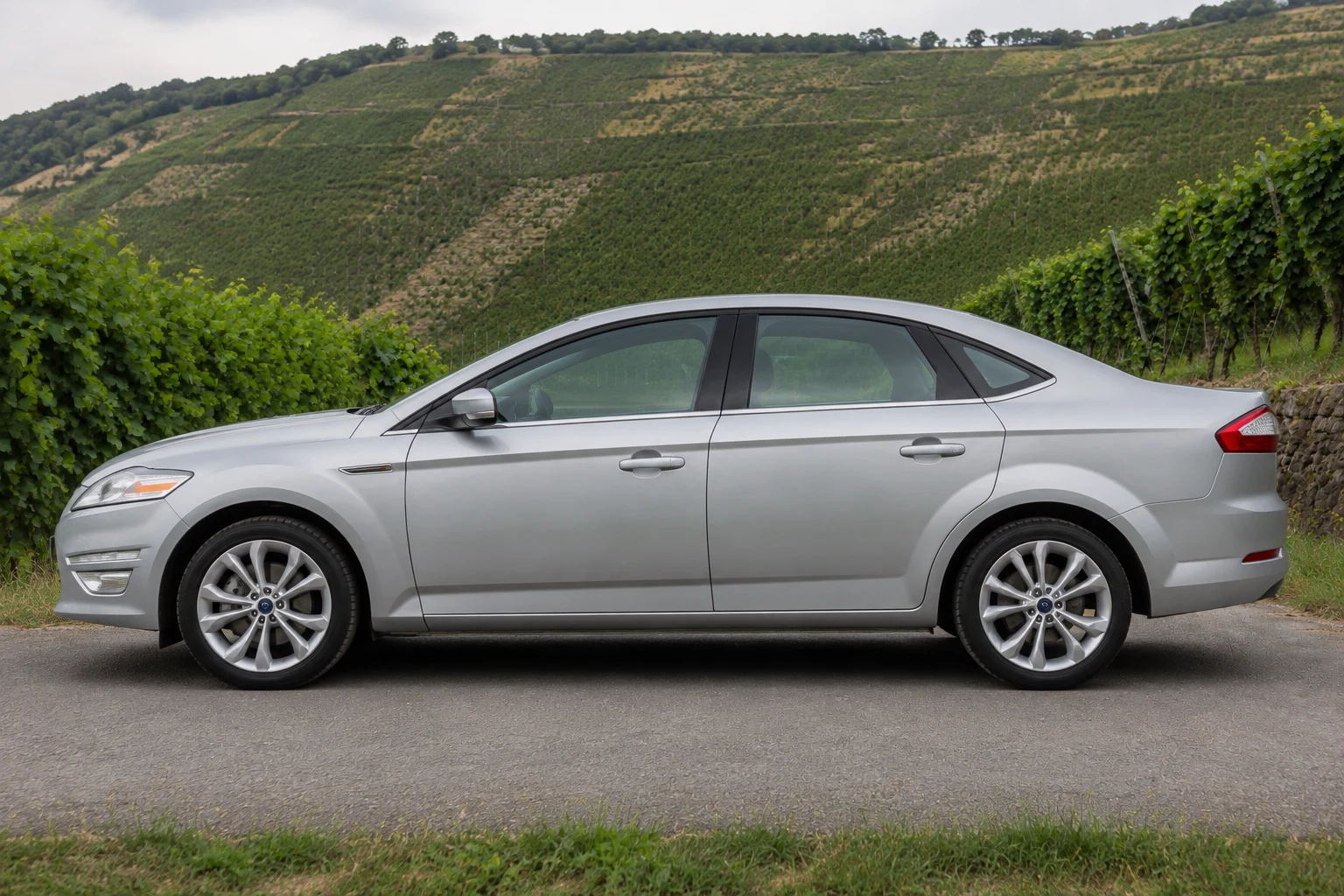 Seitenansicht (Fahrerseite) des Ford Mondeo als Stufenheck (Sedan 4-türig) (mit KI erzeugt)