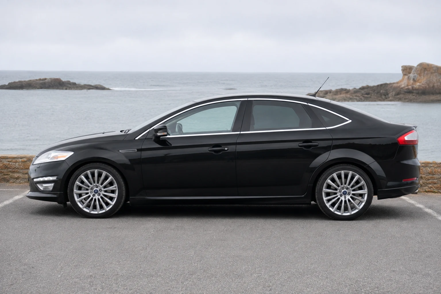 Seitenansicht (Fahrerseite) des Ford Mondeo als Titanium S / Individual (mit KI erzeugt)