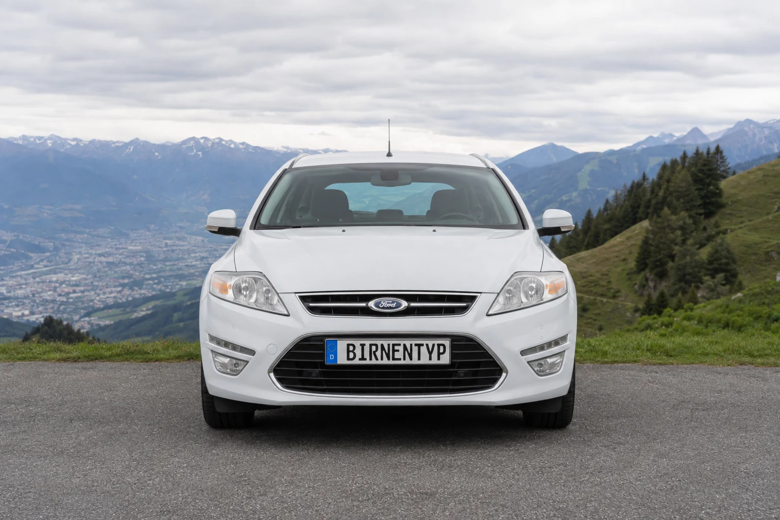Frontansicht des Ford Mondeo (Turnier (Kombi)) (mit KI erzeugt)