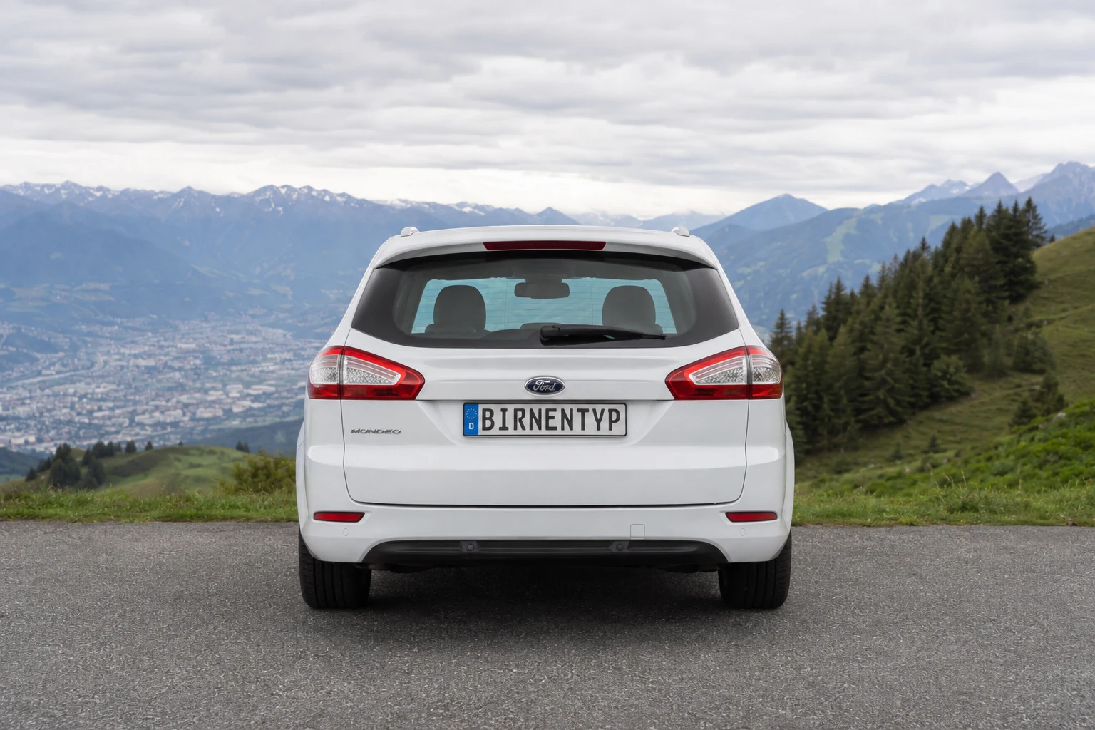 Heck-Ansicht des Ford Mondeo (Turnier (Kombi)) (mit KI erzeugt)