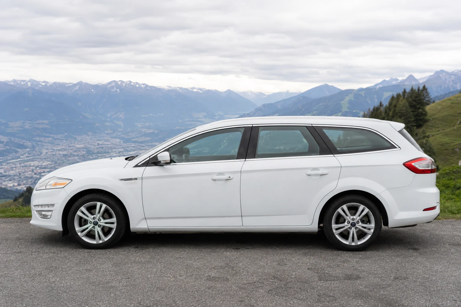 Seitenansicht (Fahrerseite) des Ford Mondeo als Turnier (Kombi) (mit KI erzeugt)