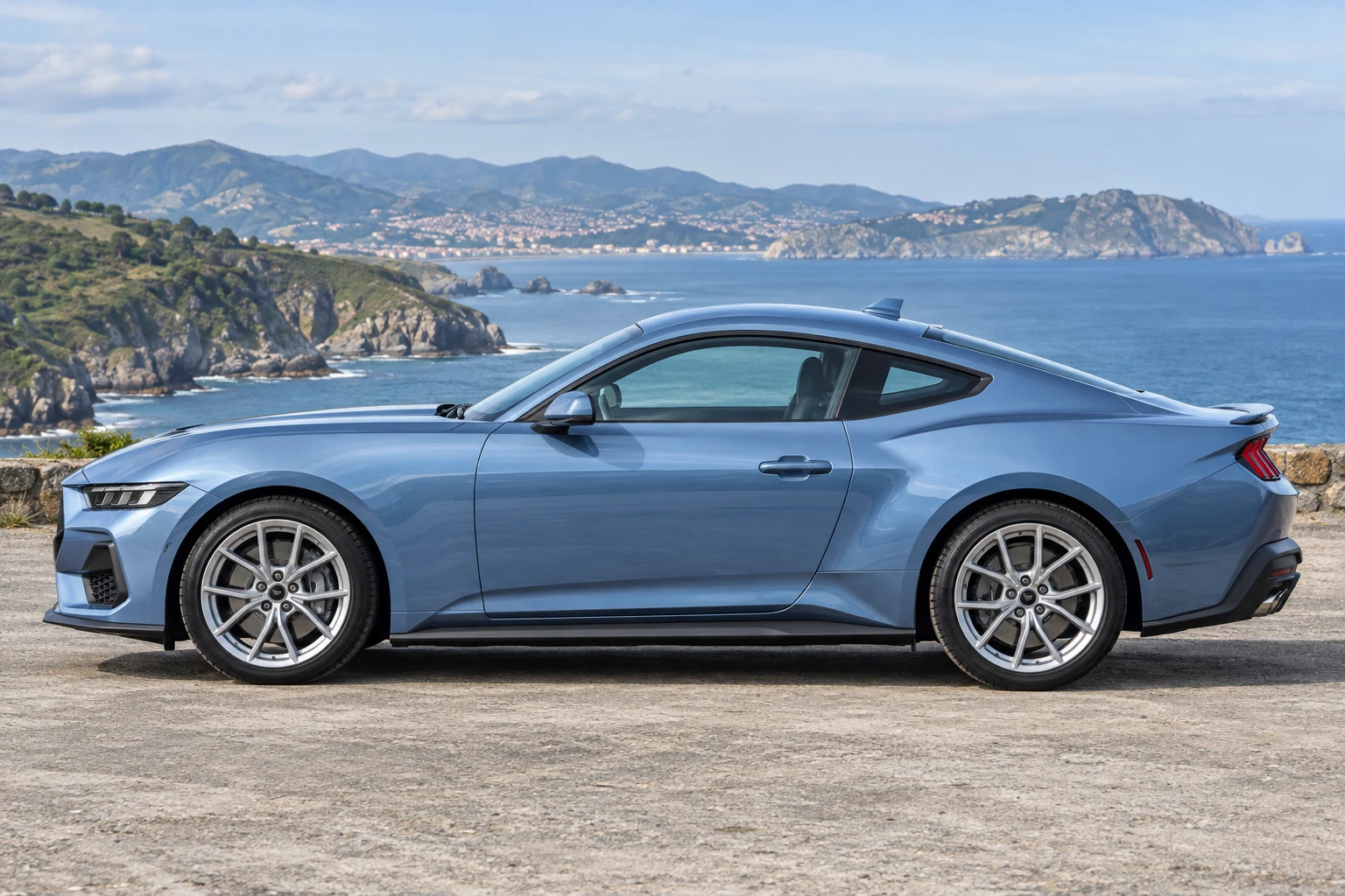 Seitenansicht (Fahrerseite) des Ford Mustang 7 als GT (5.0 Coyote V8) / Dark Horse (500 PS) (mit KI erzeugt)