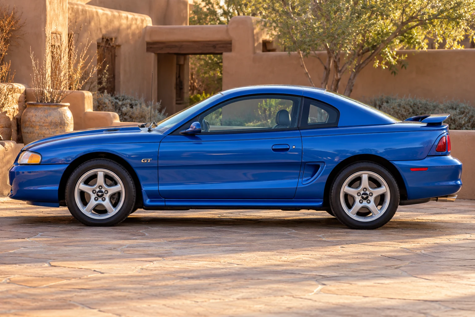 Seitenansicht (Fahrerseite) des Ford Mustang 4 als GT / SVT Cobra / Mach 1 / Bullitt (mit KI erzeugt)