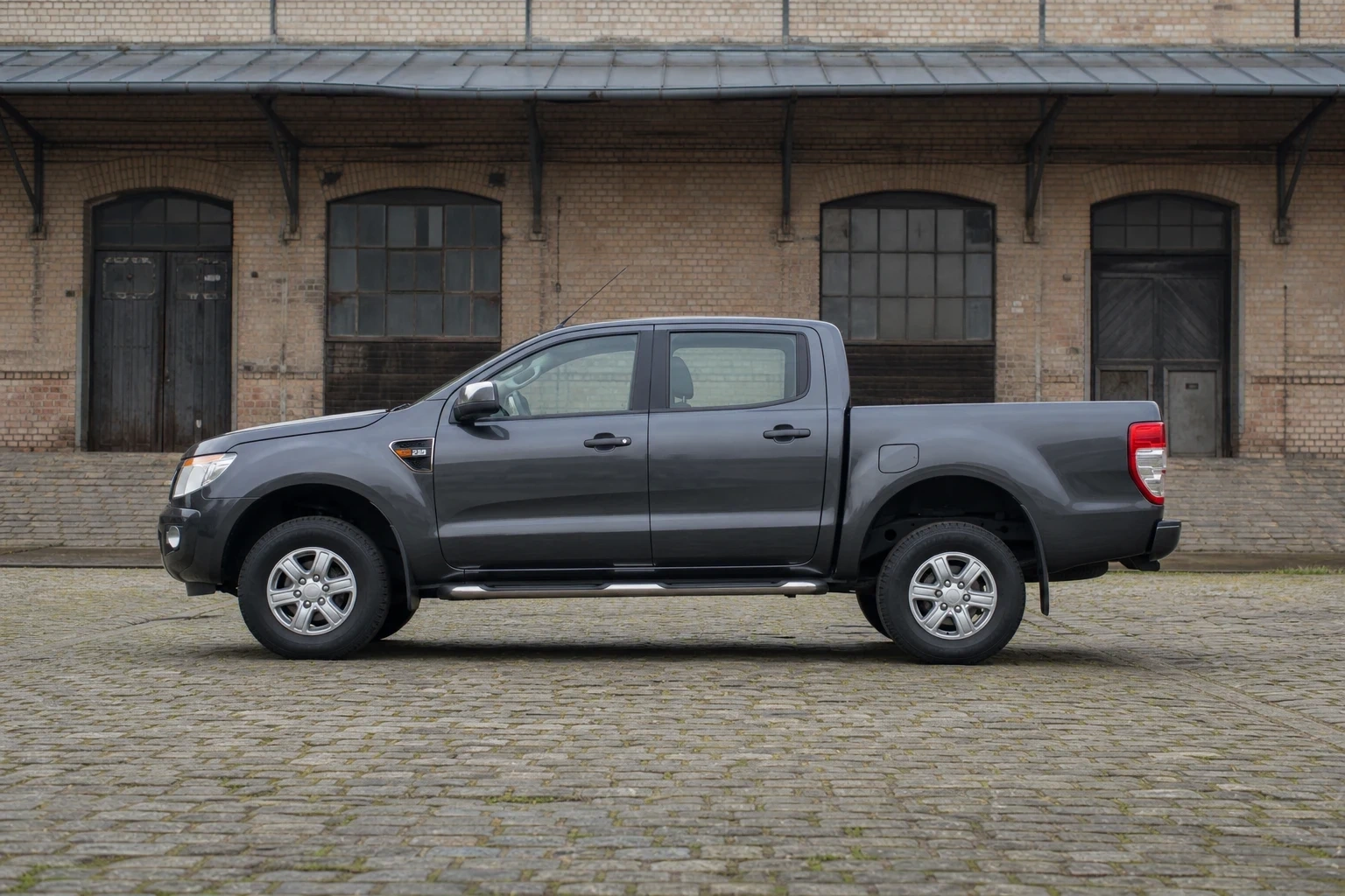 Seitenansicht (Fahrerseite) des Ford Ranger 2 (EU). Gen als Doppelkabine (Double Cab) (mit KI erzeugt)