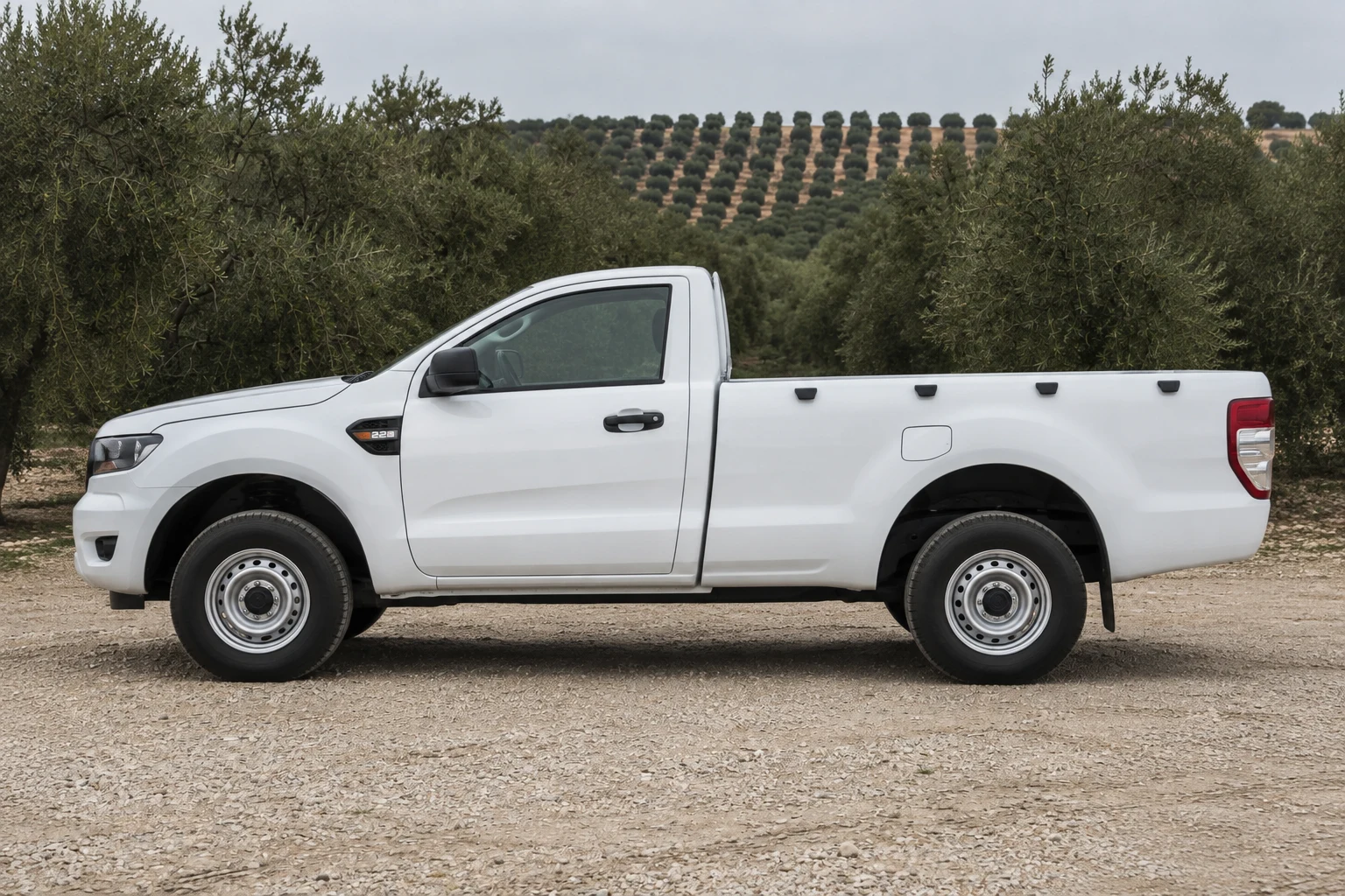 Seitenansicht (Fahrerseite) des Ford Ranger als Einzelkabine (mit KI erzeugt)