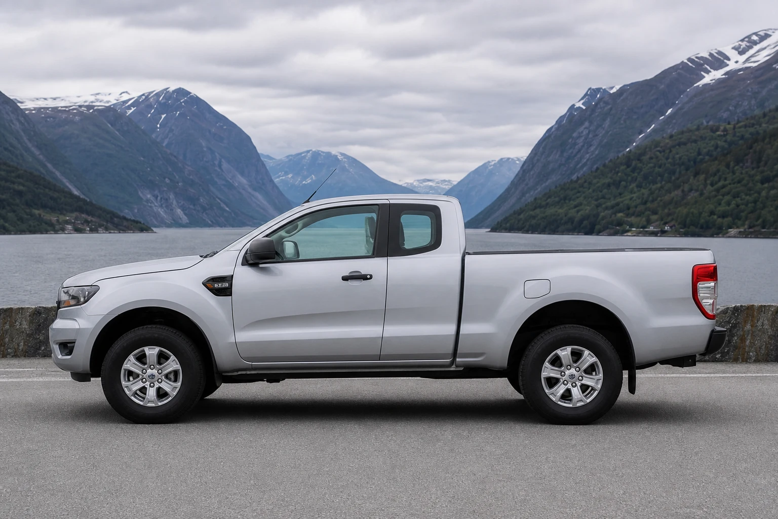 Seitenansicht (Fahrerseite) des Ford Ranger als Extrakabine (mit KI erzeugt)