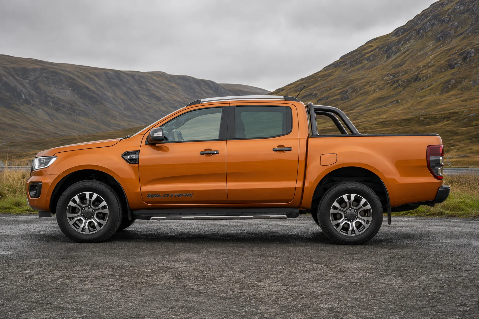 Seitenansicht (Fahrerseite) des Ford Ranger als Wildtrak (mit KI erzeugt)