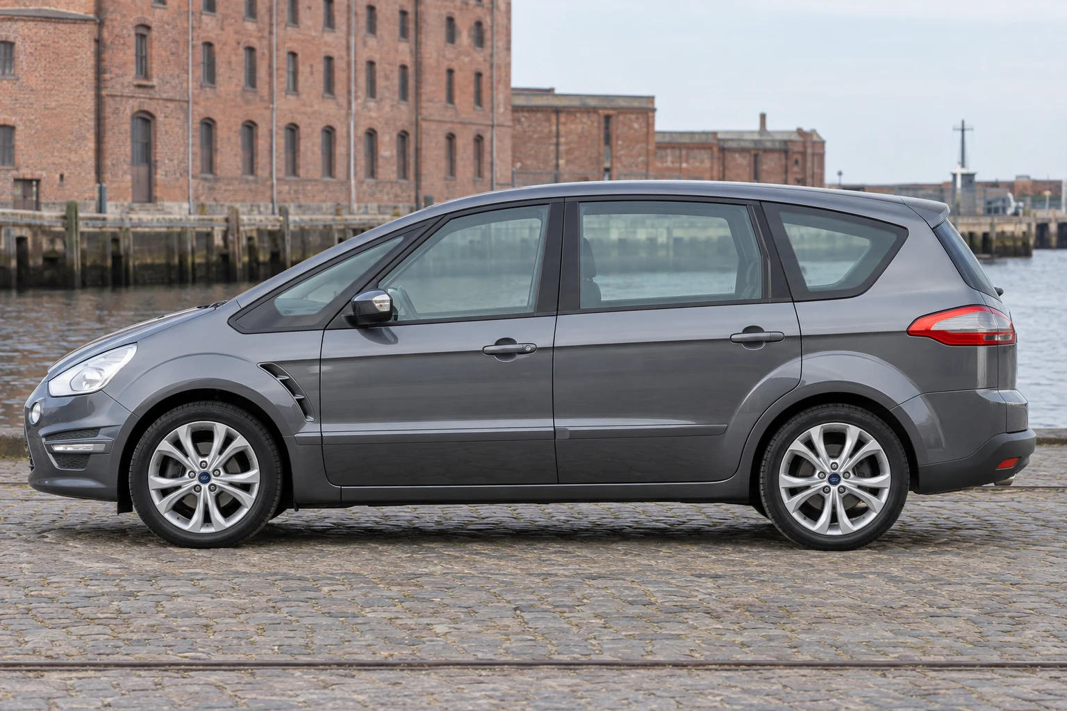 Seitenansicht (Fahrerseite) des Ford S-Max 1 als Van (mit KI erzeugt)