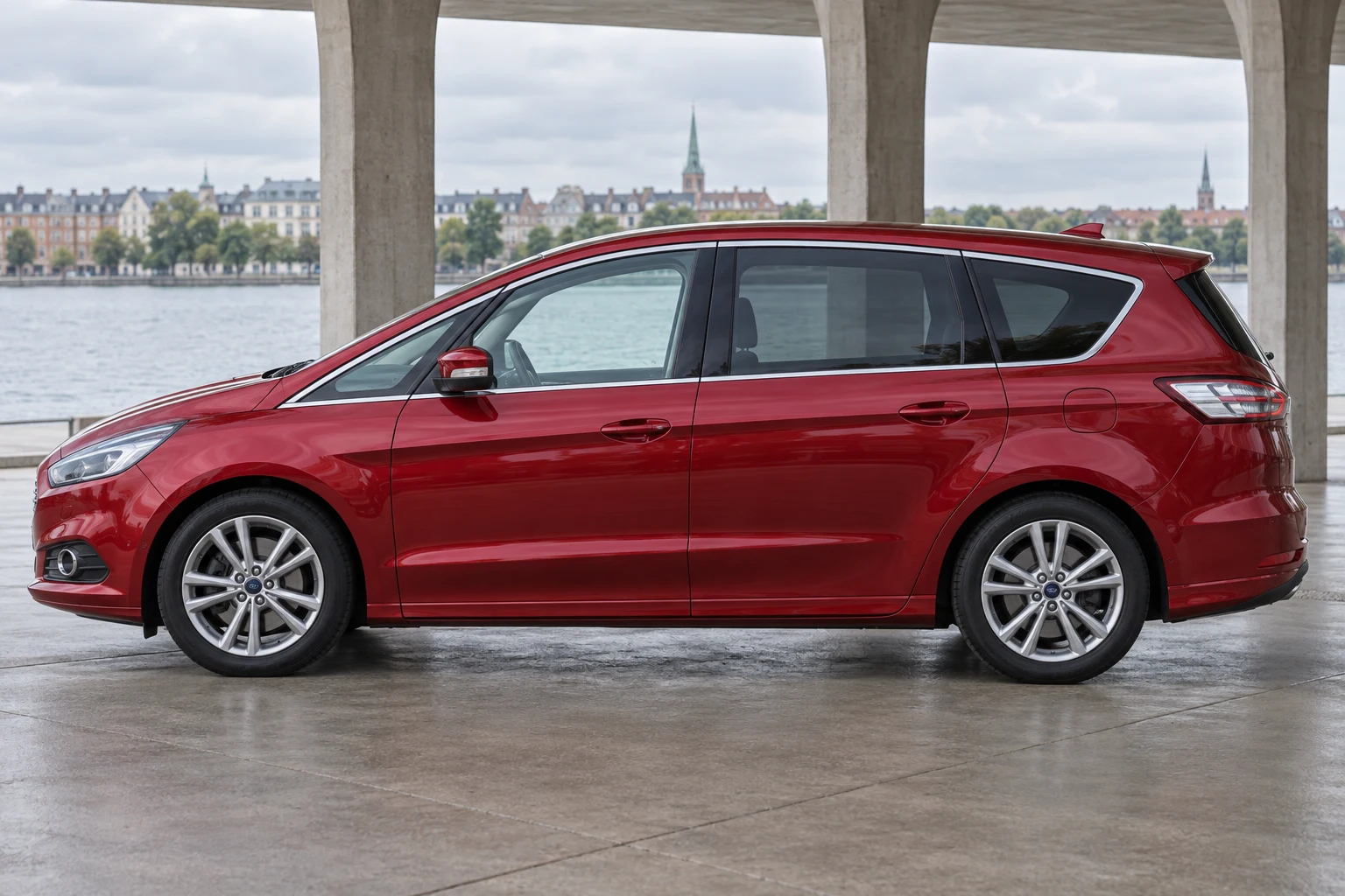 Seitenansicht (Fahrerseite) des Ford S-Max 2 als Van (mit KI erzeugt)