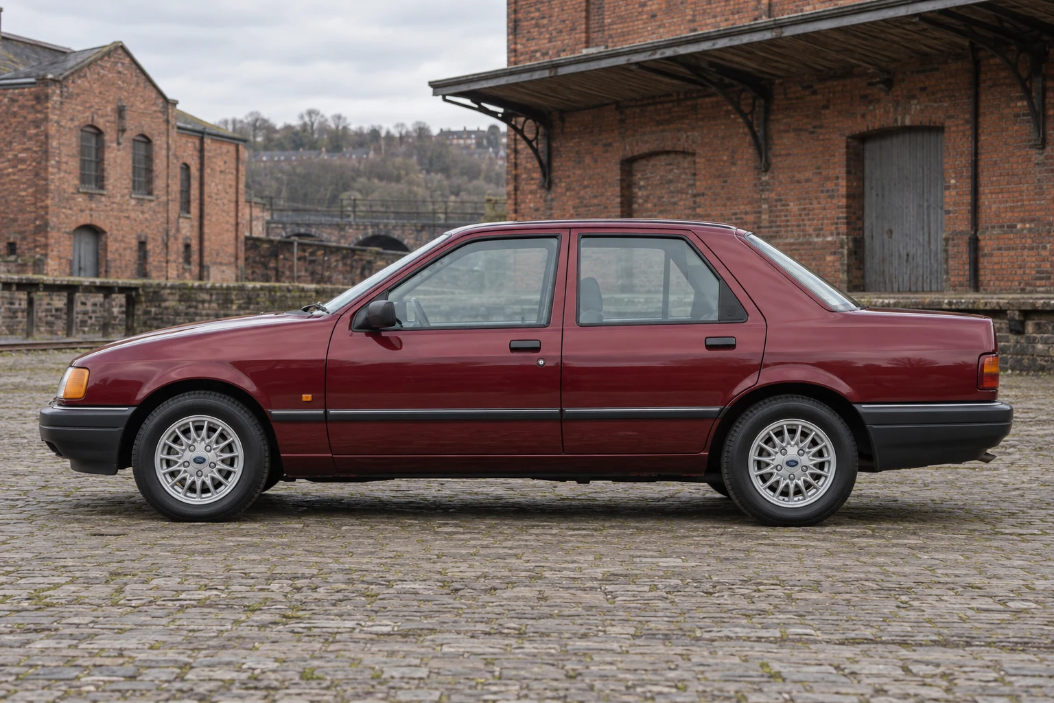 Seitenansicht (Fahrerseite) des Ford Sierra 1 als Stufenheck (Sedan / Sapphire) (mit KI erzeugt)