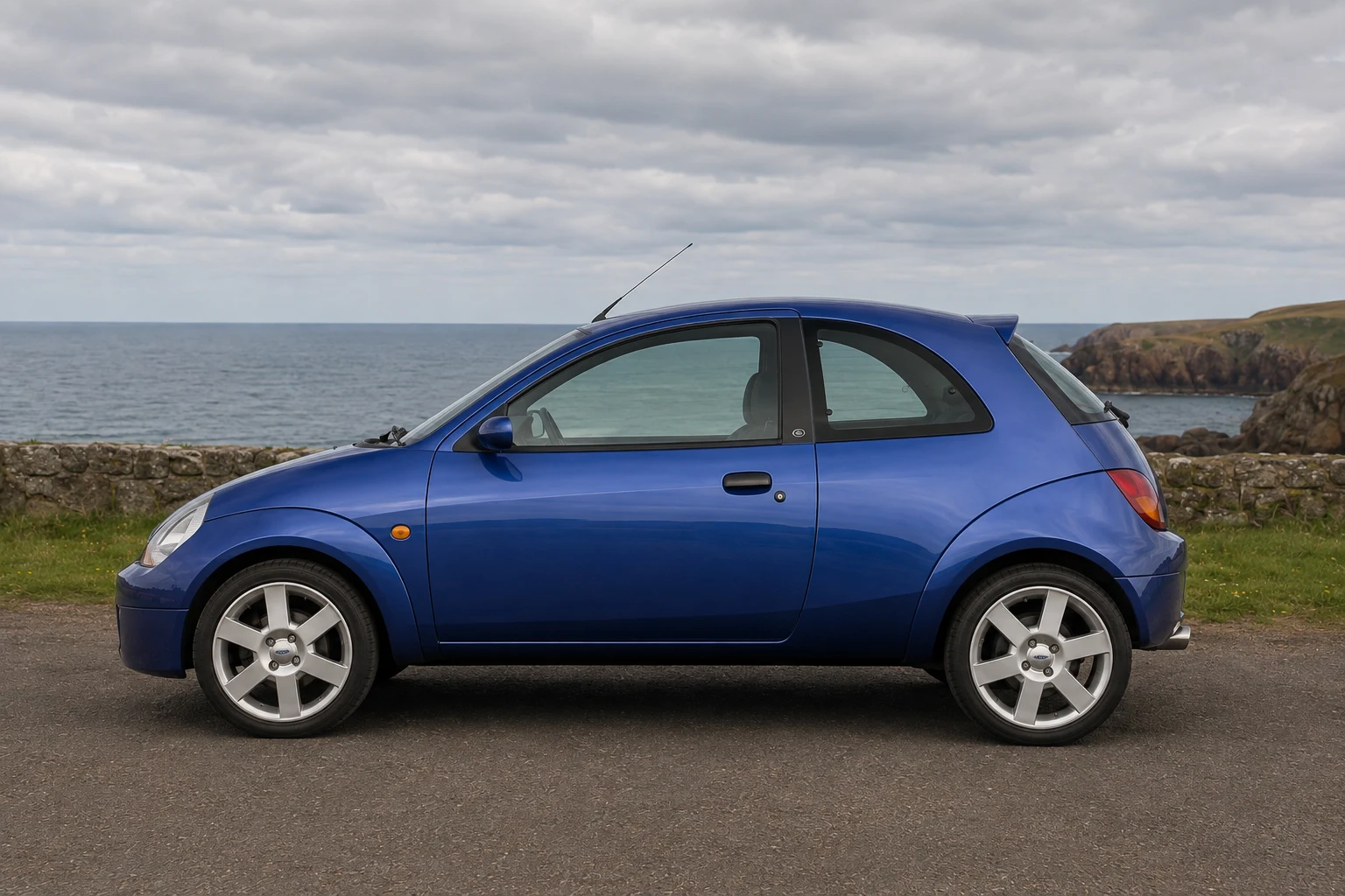 Seitenansicht (Fahrerseite) des Ford Ka 1. Gen als SportKa (1.6 8V) (mit KI erzeugt)
