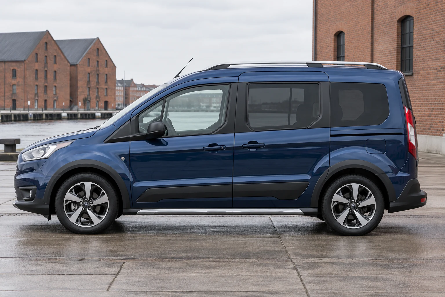 Seitenansicht (Fahrerseite) des Ford Tourneo Connect 2 als Active (Crossover-Look) (mit KI erzeugt)