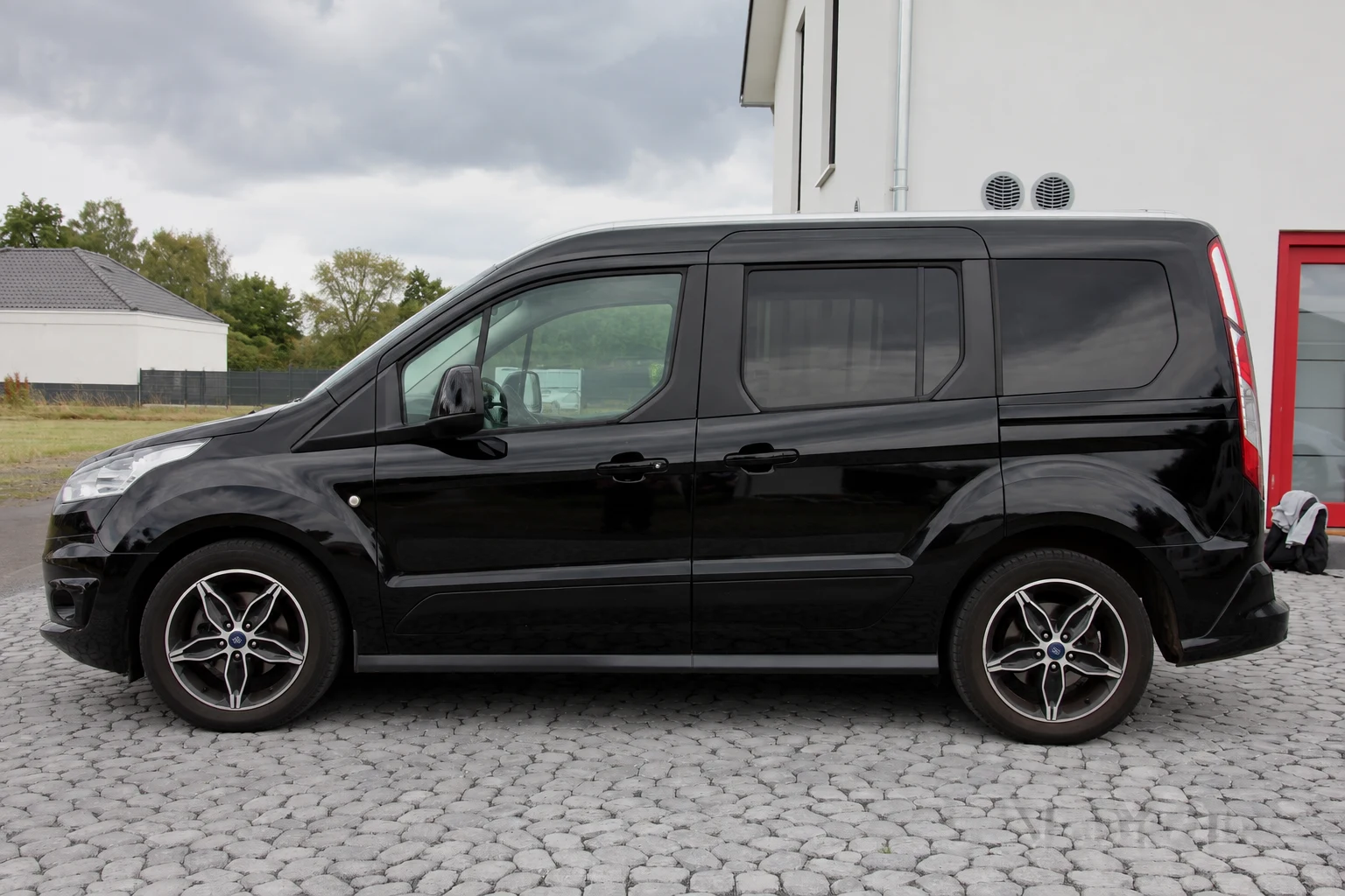 Seitenansicht (Fahrerseite) des Ford Tourneo Connect 2 als Tourneo Connect (5-Sitzer) (mit KI erzeugt)