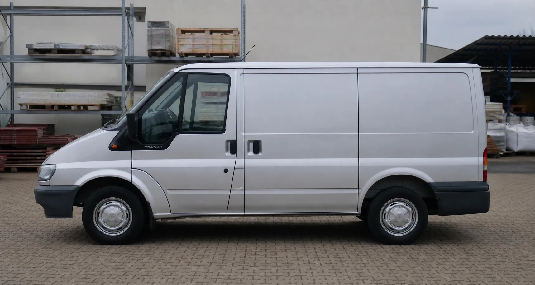 Seitenansicht (Fahrerseite) des Ford Transit 5. Gen als Kastenwagen (mit KI erzeugt)