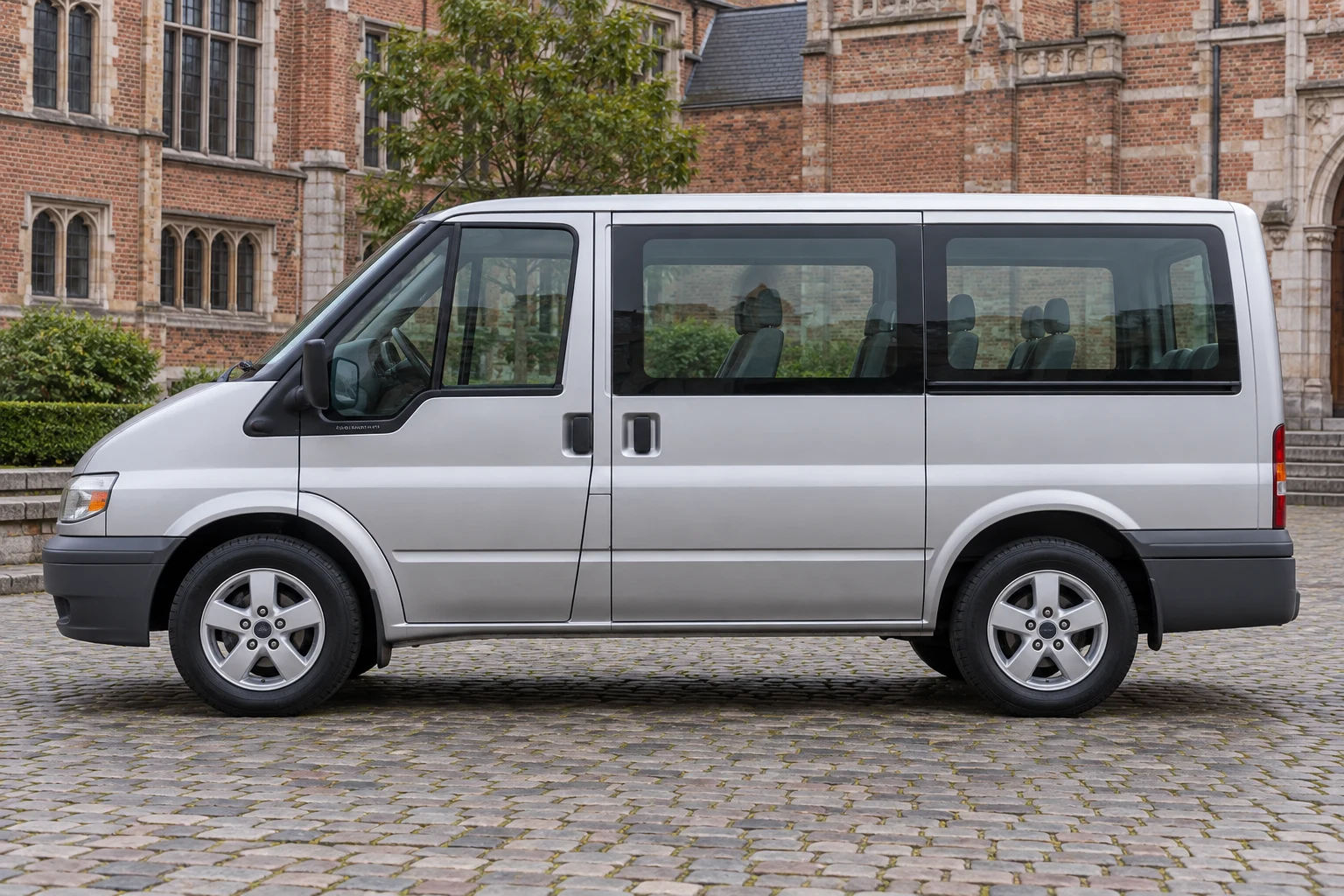 Seitenansicht (Fahrerseite) des Ford Transit 5 als Bus / Tourneo (mit KI erzeugt)