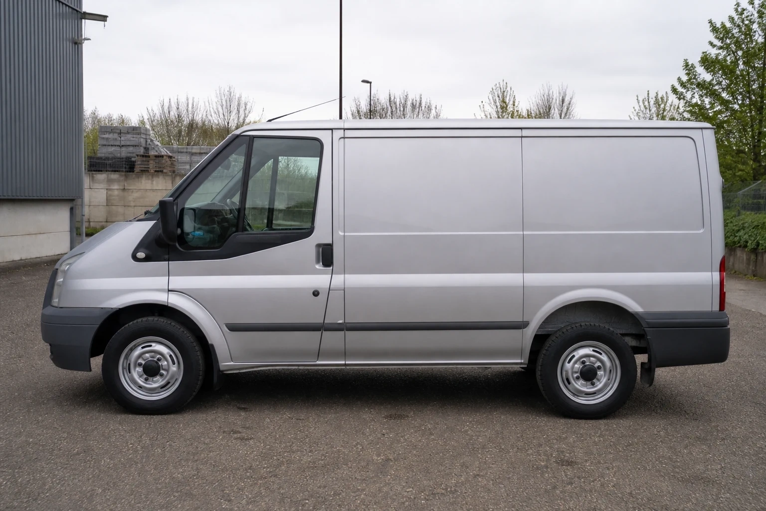 Seitenansicht (Fahrerseite) des Ford Transit 6. Gen als Kastenwagen (mit KI erzeugt)