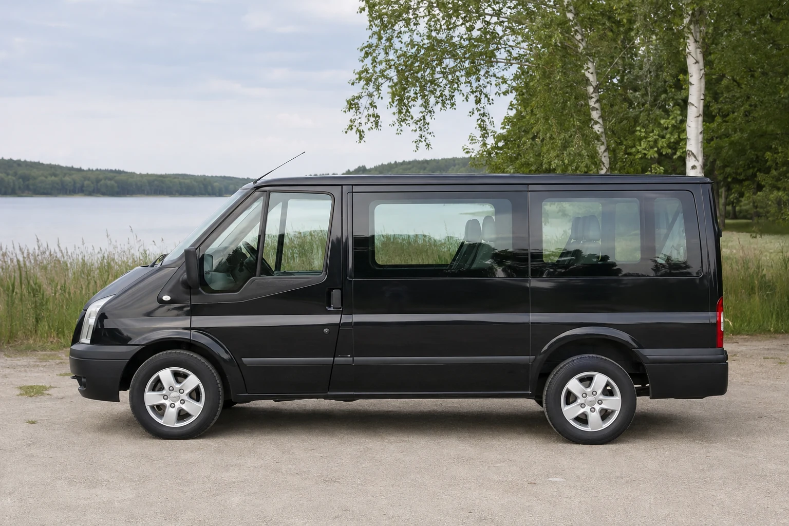 Seitenansicht (Fahrerseite) des Ford Transit 6. Gen als Bus / Tourneo (mit KI erzeugt)