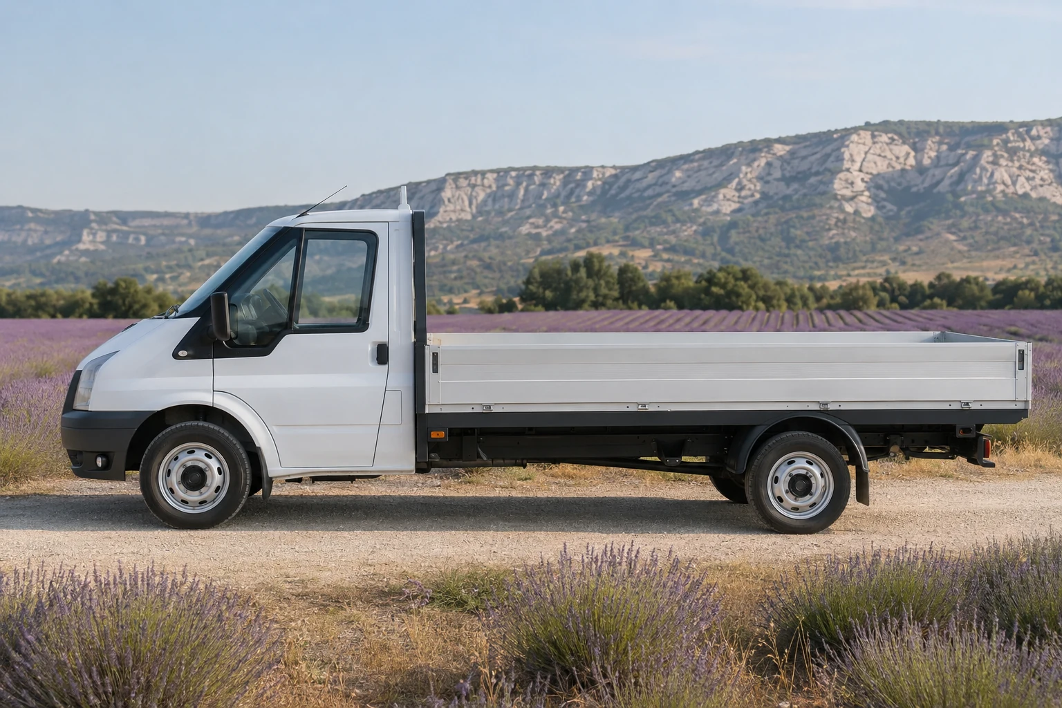 Seitenansicht (Fahrerseite) des Ford Transit 6. Gen als Pritsche / Fahrgestell (mit KI erzeugt)