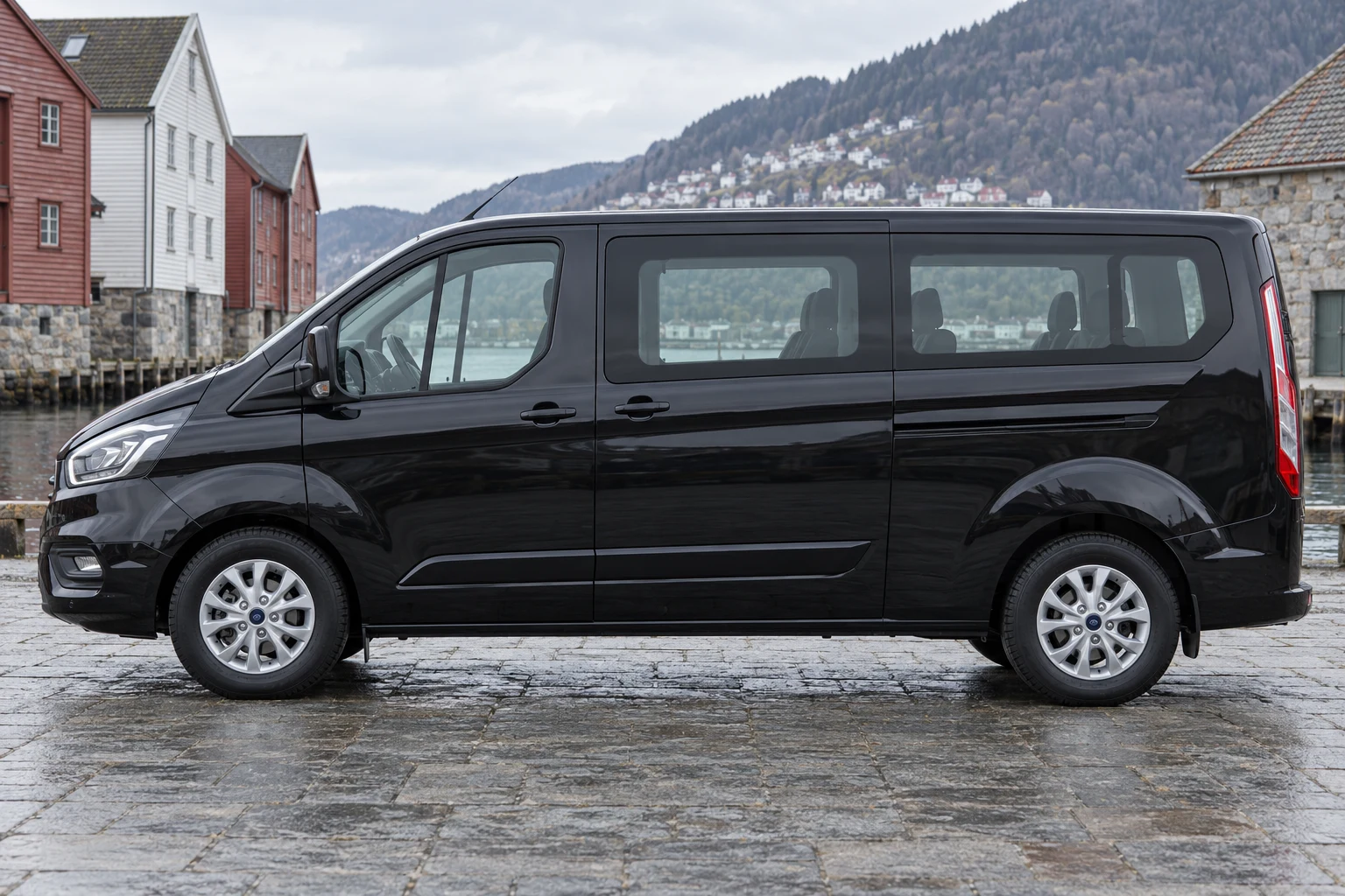 Seitenansicht (Fahrerseite) des Ford Transit 7 Facelift als Bus / Personentransporter (mit KI erzeugt)