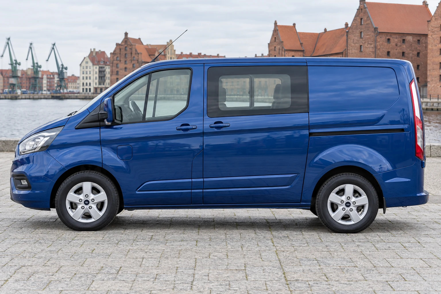Seitenansicht (Fahrerseite) des Ford Transit Custom 1 als Doppelkabine (mit KI erzeugt)