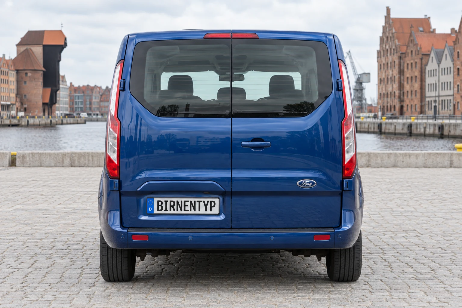 Heck-Ansicht des Ford Transit Custom 1 (mit KI erzeugt)