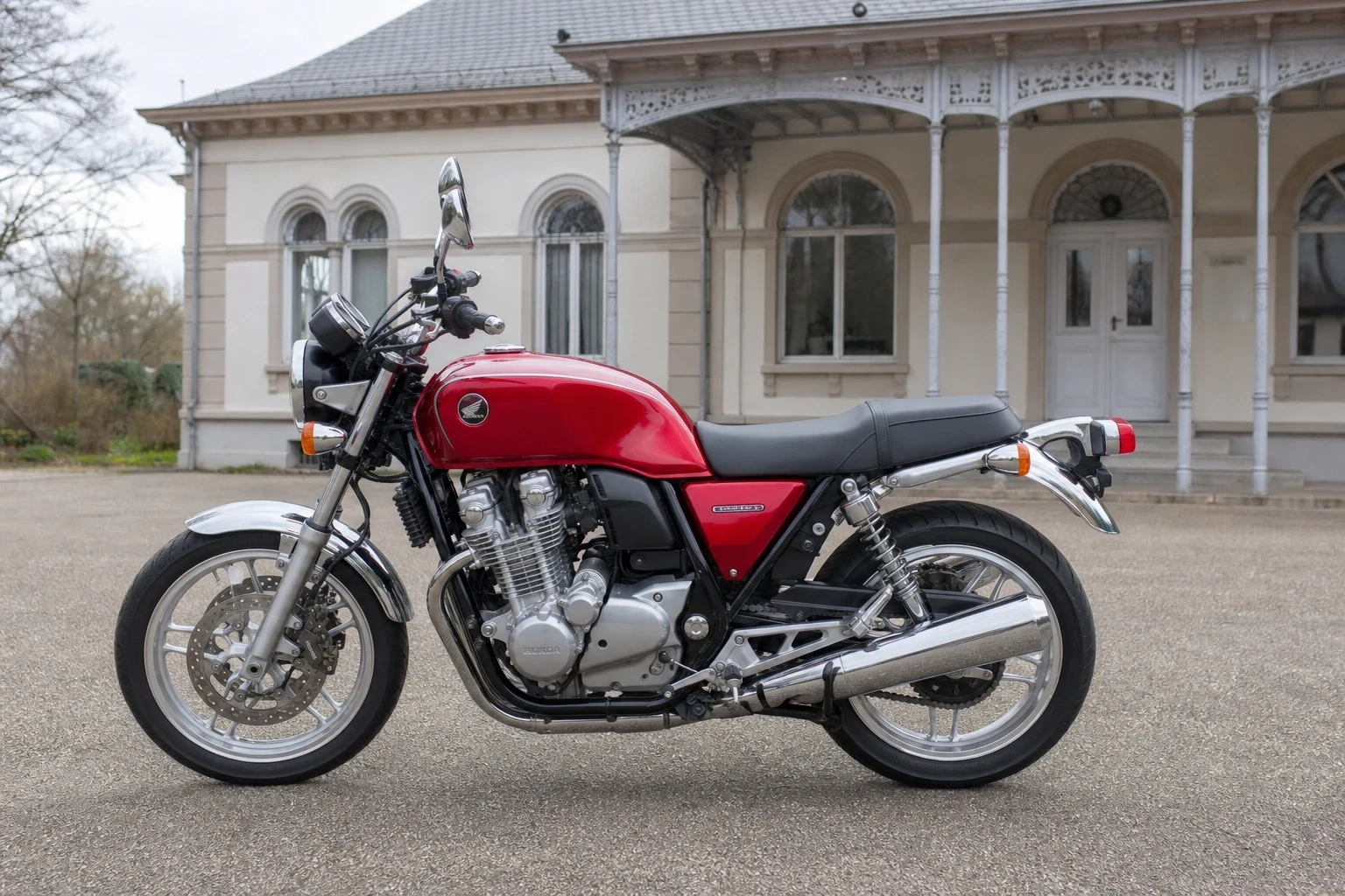 Seitenansicht (Fahrerseite) der Honda CB-1100-A als Naked Bike (mit KI erzeugt)