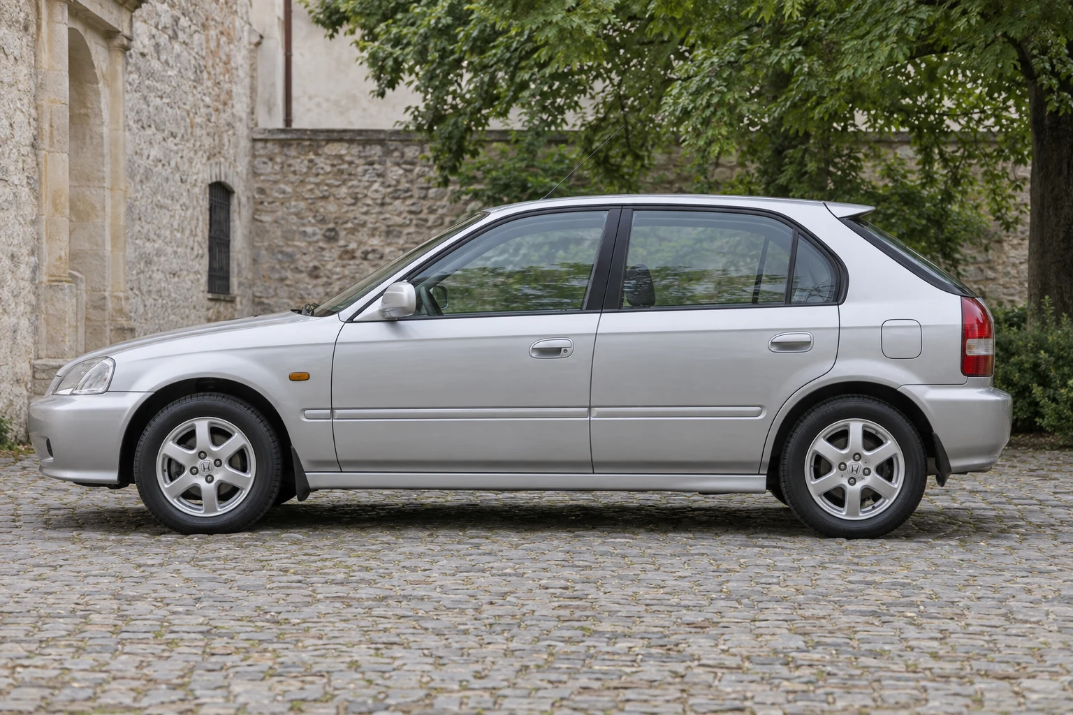 Seitenansicht (Fahrerseite) des Honda Civic 6 als Schrägheck 5-Türer (mit KI erzeugt)