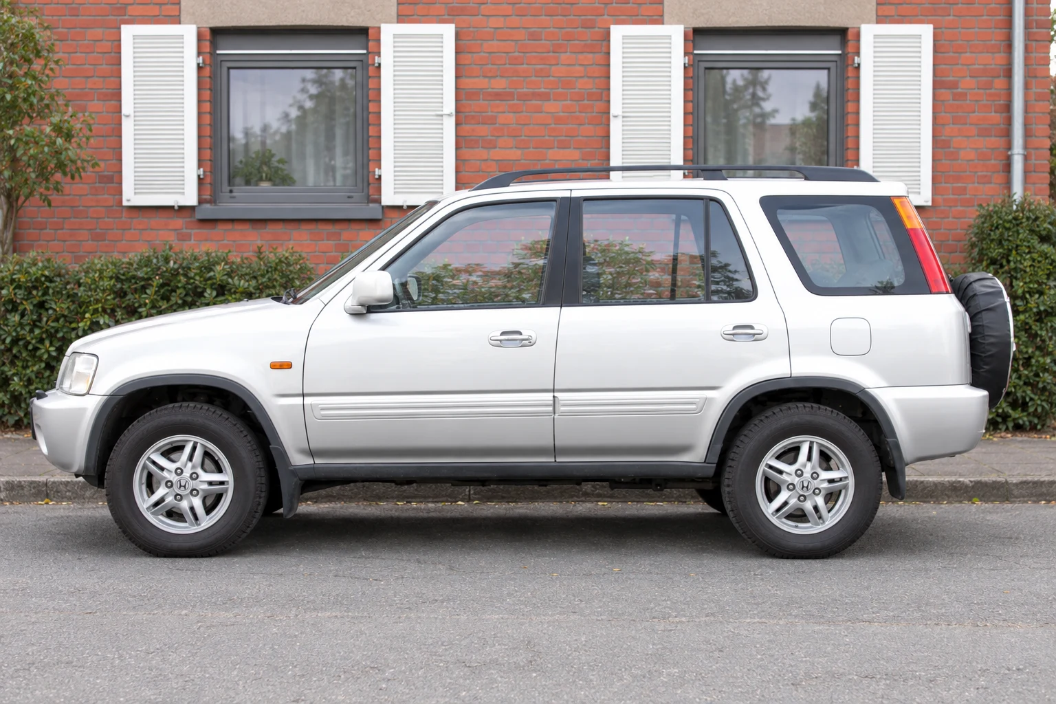 Seitenansicht (Fahrerseite) des Honda CR-V als Geländewagen (mit KI erzeugt)