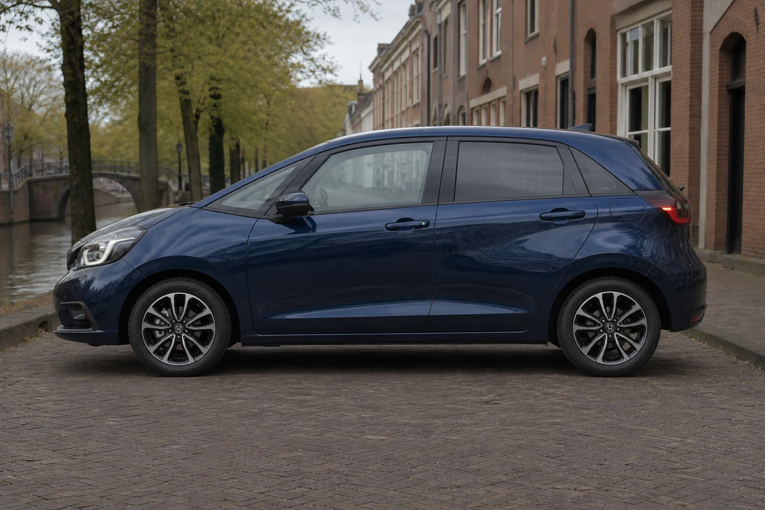 Seitenansicht (Fahrerseite) des Honda Jazz/Fit 4 als 5-Türer (mit KI erzeugt)