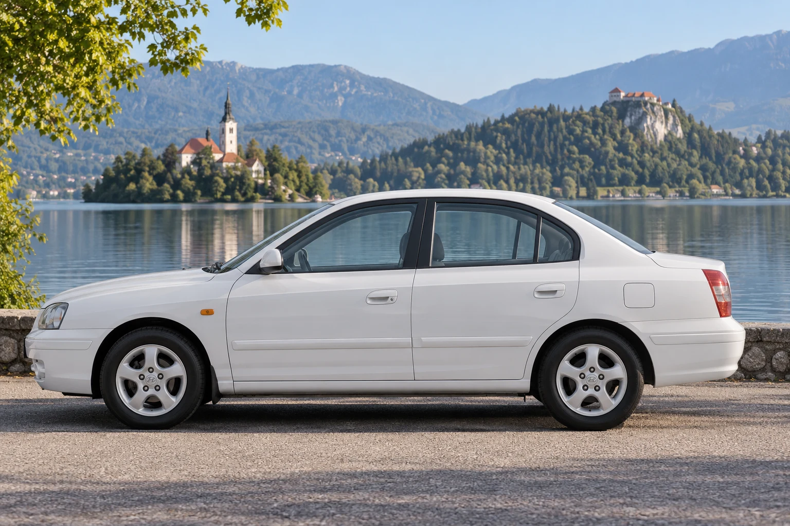 Seitenansicht (Fahrerseite) des Hyundai Elantra 3 als Stufenheck 4-Türer (mit KI erzeugt)