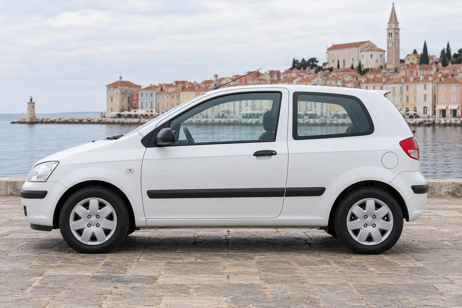 Seitenansicht (Fahrerseite) des Hyundai Getz 1 als Schrägheck 3-Türer (mit KI erzeugt)