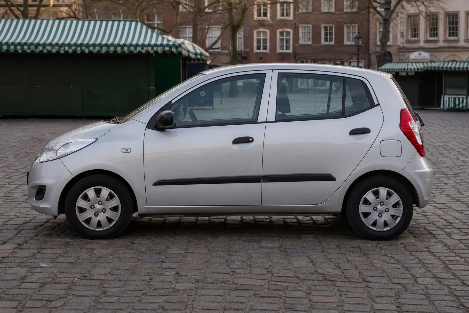 Seitenansicht (Fahrerseite) des Hyundai i10 1. Gen als Schrägheck 5-Türer (mit KI erzeugt)