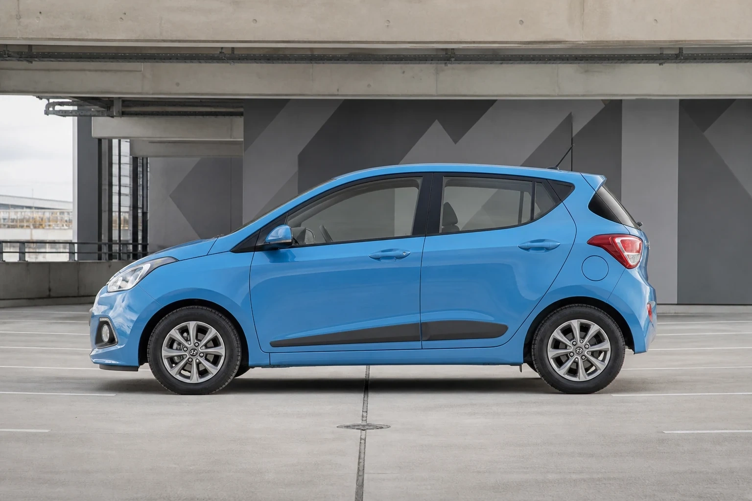 Seitenansicht (Fahrerseite) des Hyundai i10 2. Gen als Schrägheck 5-Türer (mit KI erzeugt)