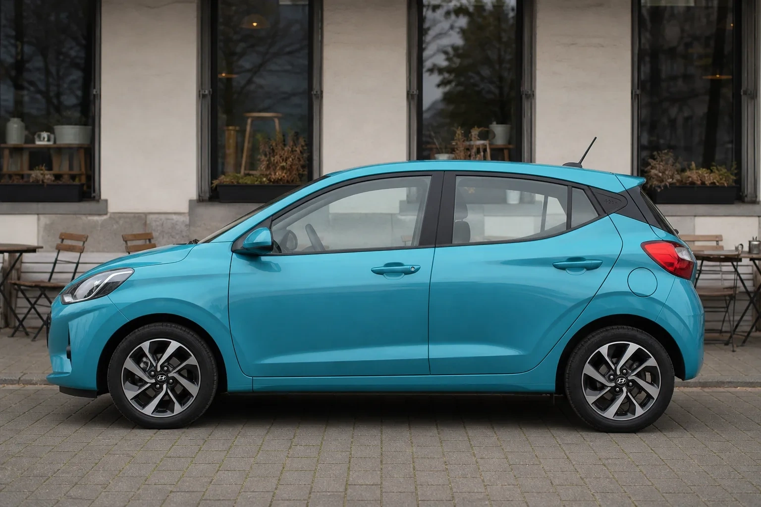 Seitenansicht (Fahrerseite) des Hyundai i10 3. Gen als Schrägheck 5-Türer (mit KI erzeugt)