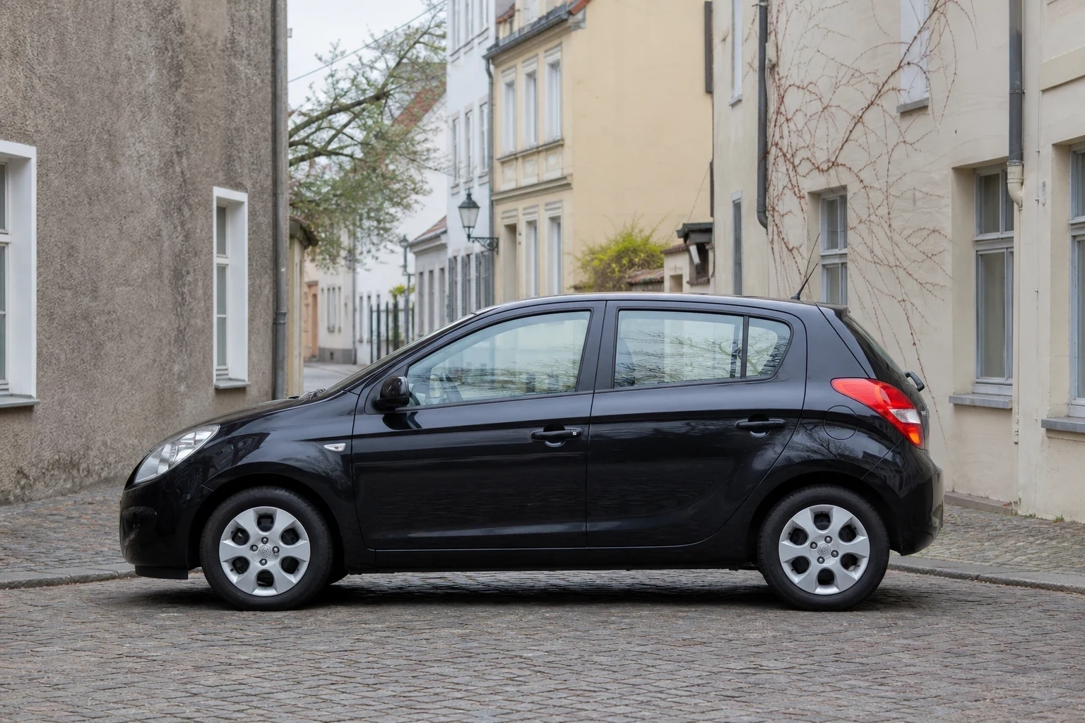Seitenansicht (Fahrerseite) des Hyundai i20 1. Gen als Schrägheck 5-Türer (mit KI erzeugt)