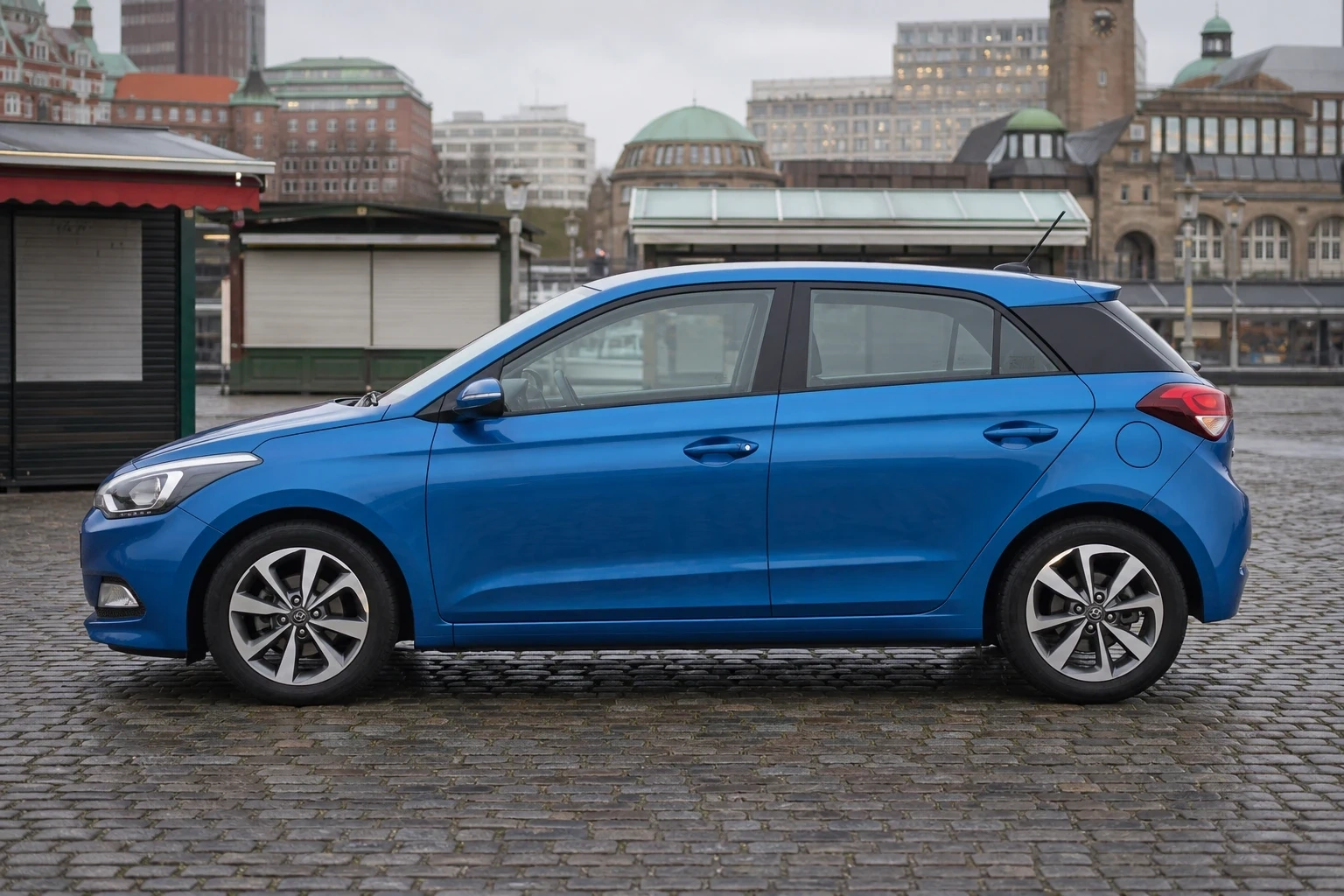 Seitenansicht (Fahrerseite) des Hyundai i20 2. Gen als 3-, 5-Türer (mit KI erzeugt)