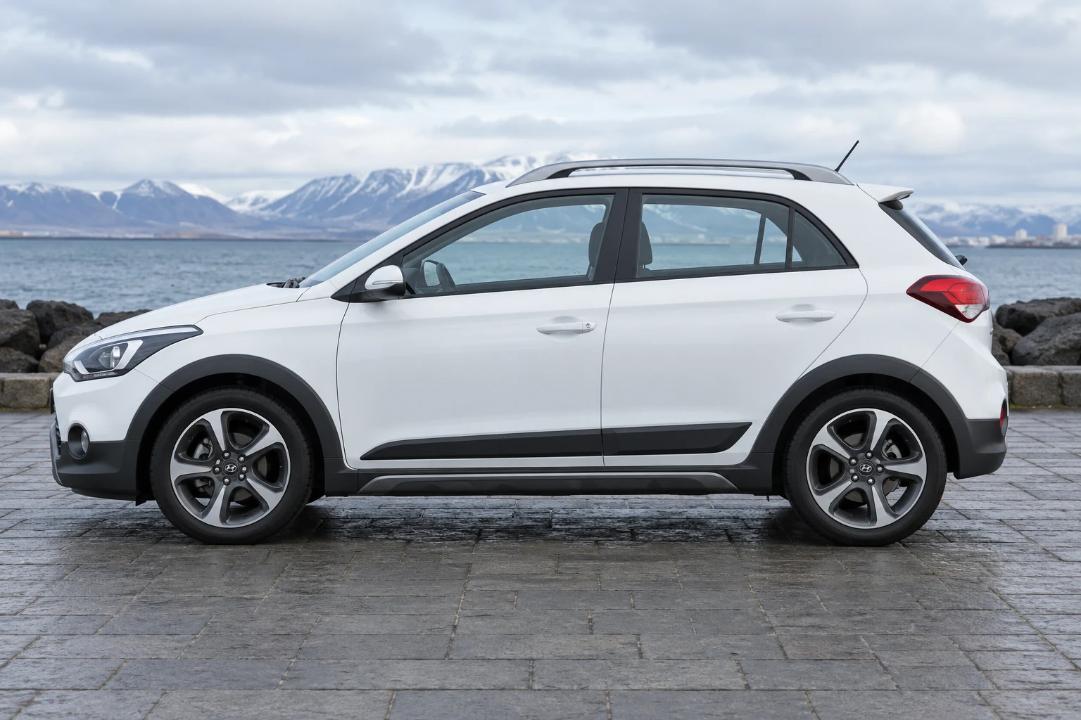 Seitenansicht (Fahrerseite) des Hyundai i20 2 als Active (Crossover) (mit KI erzeugt)
