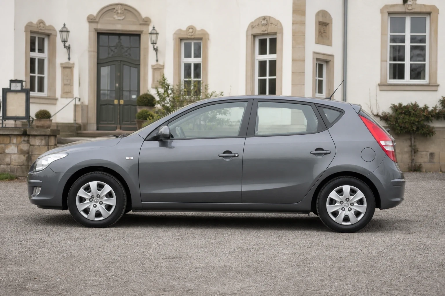 Seitenansicht (Fahrerseite) des Hyundai i30 1. Gen als Schrägheck 5-Türer (mit KI erzeugt)