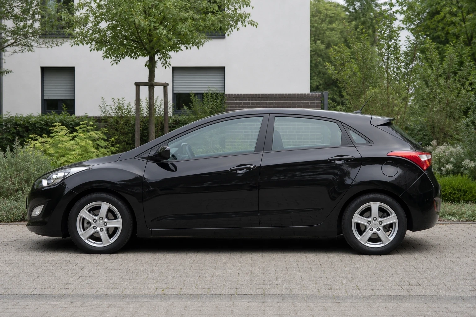 Seitenansicht (Fahrerseite) des Hyundai i30 2. Gen als Schrägheck 5-Türer (mit KI erzeugt)