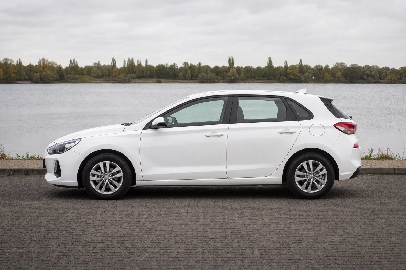 Seitenansicht (Fahrerseite) des Hyundai i30 3. Gen als Schrägheck 5-Türer (mit KI erzeugt)
