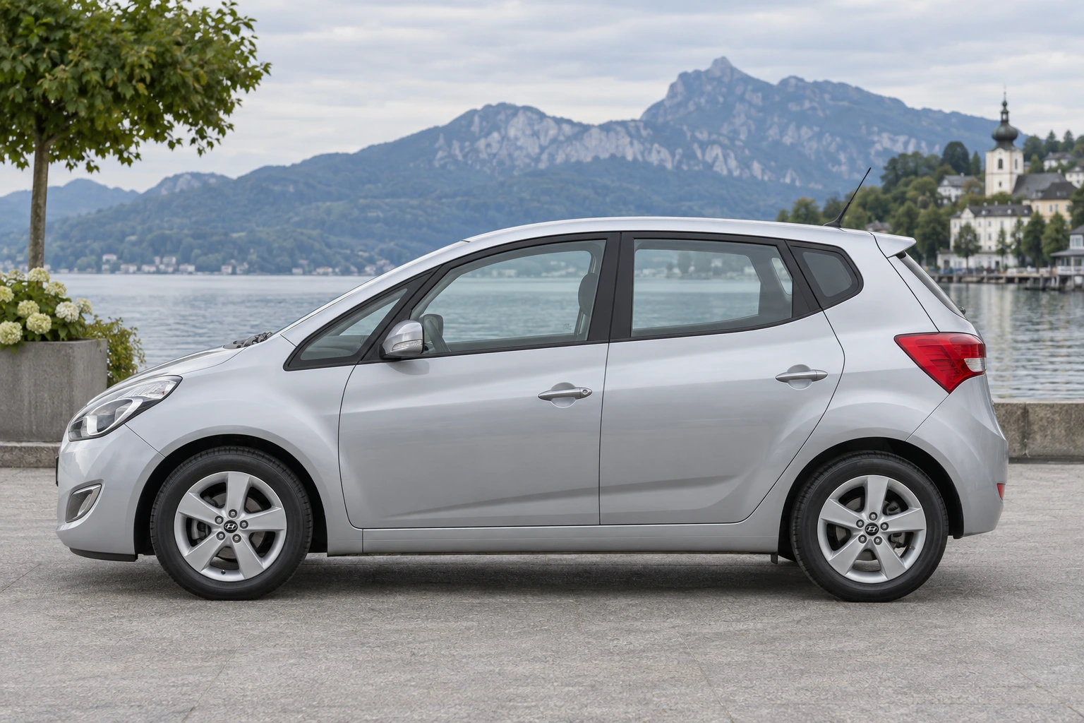 Seitenansicht (Fahrerseite) des Hyundai ix20 1 als Kompaktvan (mit KI erzeugt)