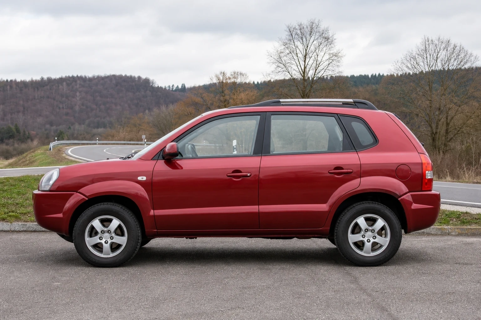 Seitenansicht (Fahrerseite) des Hyundai ix35 / Tucson 1 als SUV 5-Türer (mit KI erzeugt)
