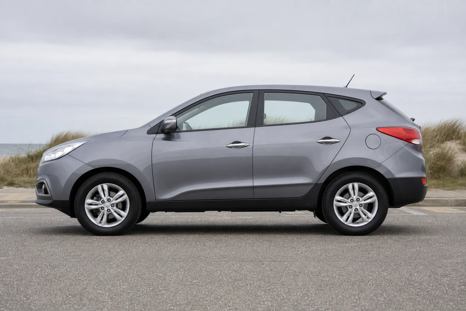 Seitenansicht (Fahrerseite) des Hyundai ix35 / Tucson 2. Gen als SUV (mit KI erzeugt)