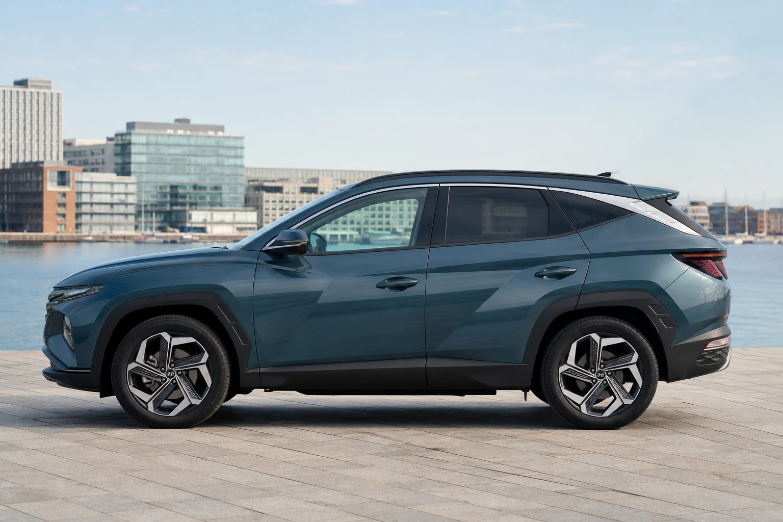 Seitenansicht (Fahrerseite) des Hyundai ix35 / Tucson 4 als SUV 5-Türer (mit KI erzeugt)