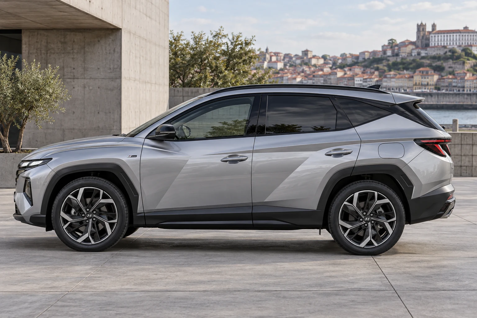 Seitenansicht (Fahrerseite) des Hyundai ix35 / Tucson 4 als N Line (Sport-SUV) (mit KI erzeugt)
